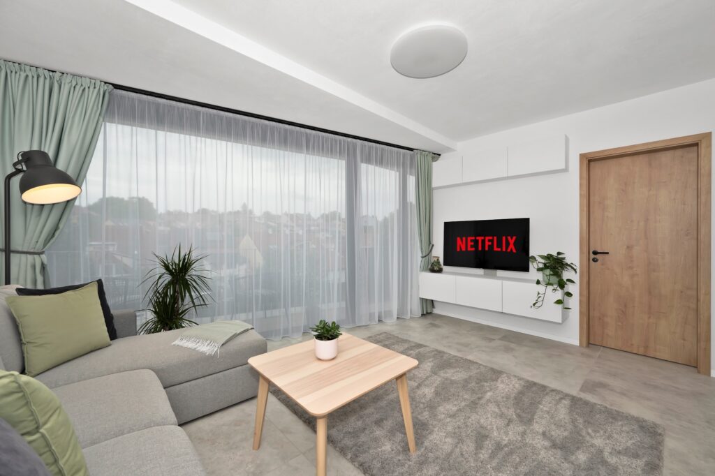 Obývák luxusního apartmánu s terasou v ubytování u Brna s 4K Smart TV s Netflixem